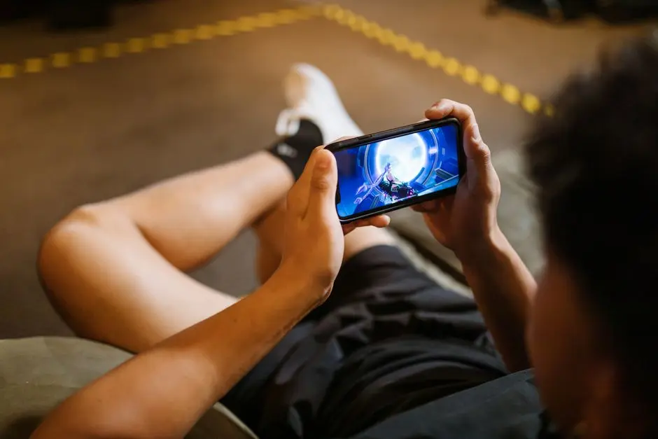 Ilustrasi tiga game mobile populer: Mobile Legends, PUBG Lite, dan Free Fire